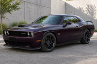 Location Dodge Challenger Scat Pack violette pour tournage et shooting photo vue 2